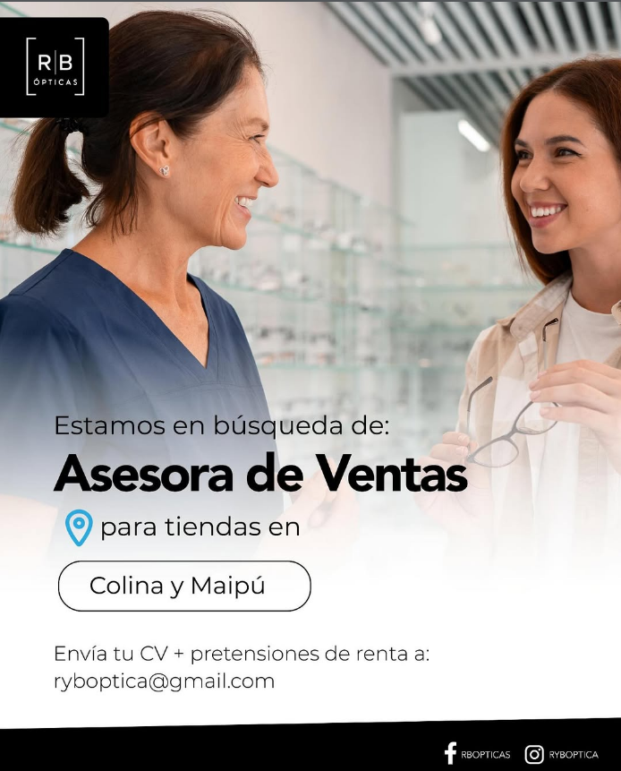 Asesora atendiendo a una clienta en la tienda