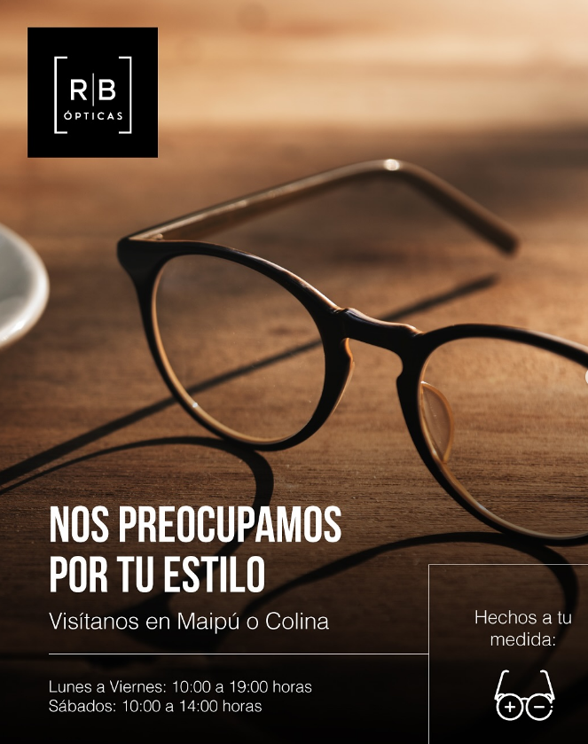 Marcos de lentes ópticos sobre una mesa de madera
