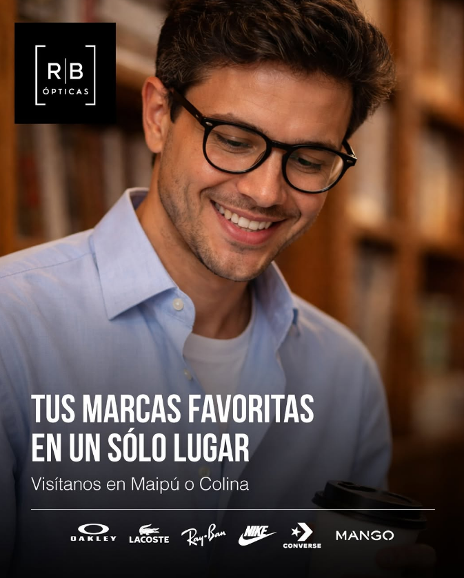 Cliente usando marcos ópticos de nuestras marcas disponibles