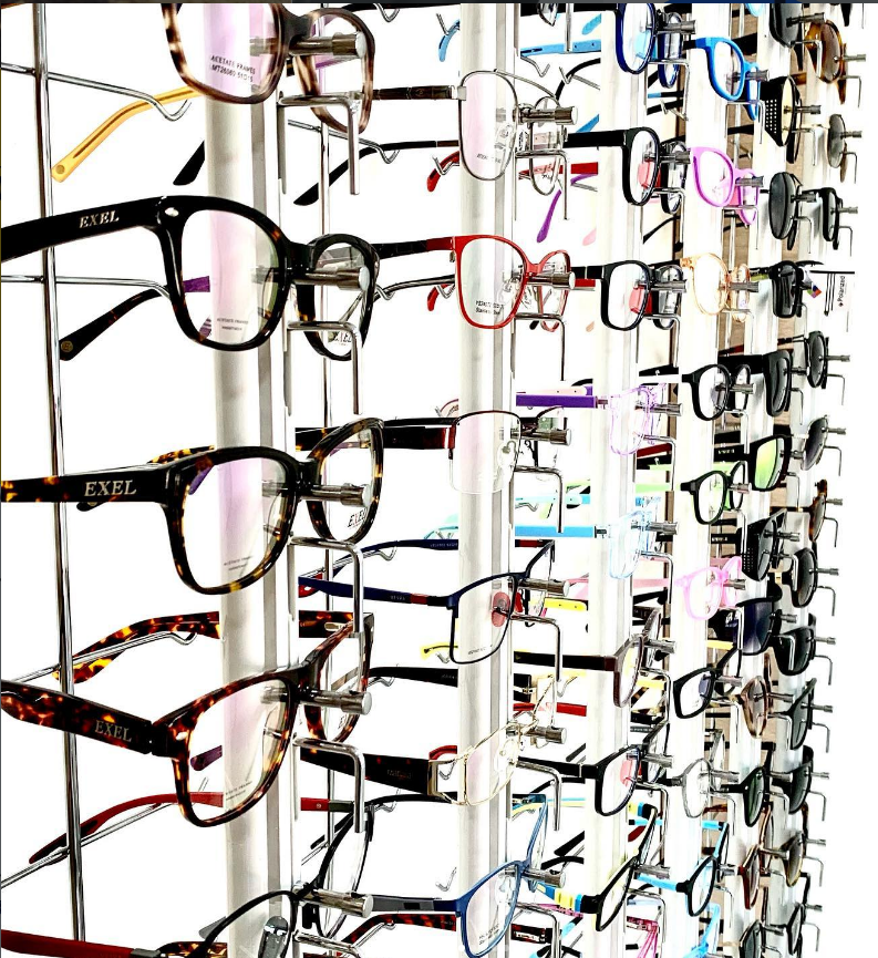 Muro con gran variedad de marcos de lentes