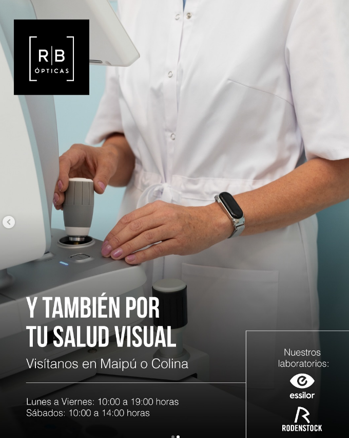 Profesional realizando un examen de salud visual con equipo óptico